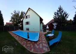 9 apartmanos, felújított ház medencével eladó Hévíz központi részén.