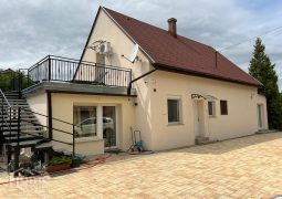 Продается отремонтированный семейный дом в 3 км от Хевиза в красивом, тихом месте.